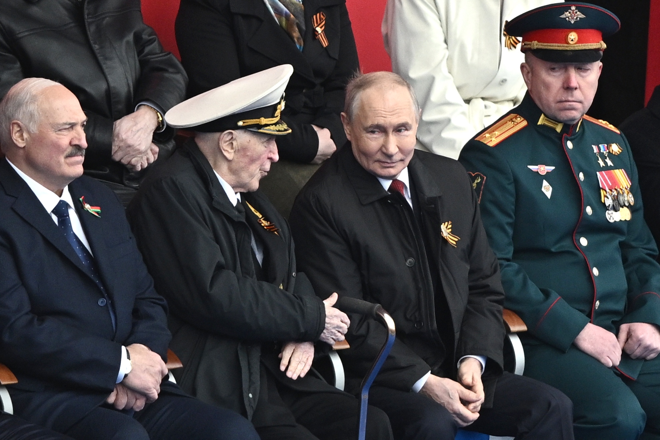 Президент смотрел парад вместе с ветераном ВОВ, адмиралом в отставке Светом Туруновым и Героем России, участником СВО Леонидом Рыжовым. Президент смотрел парад вместе с ветераном ВОВ, адмиралом в отставке Светом Туруновым и Героем России, участником СВО Леонидом Рыжовым.
