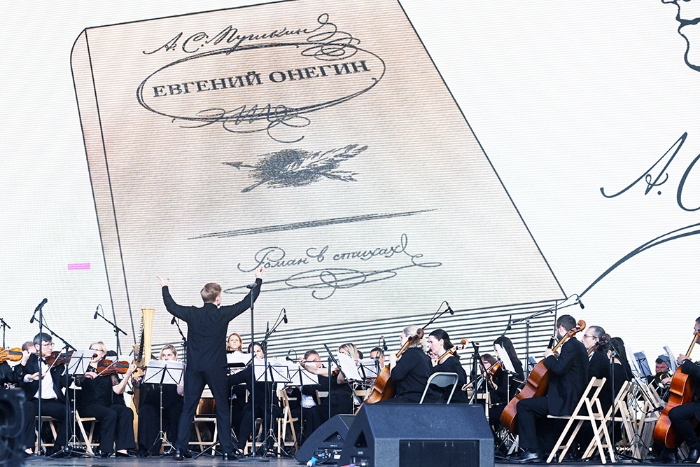 В художественном произведении самое главное - душевный отклик, настроение. А что может вызвать мем?