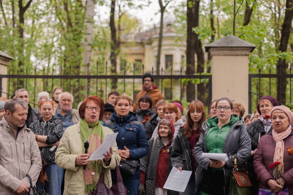 Москвичи возле дачи Толбухина в День Победы.