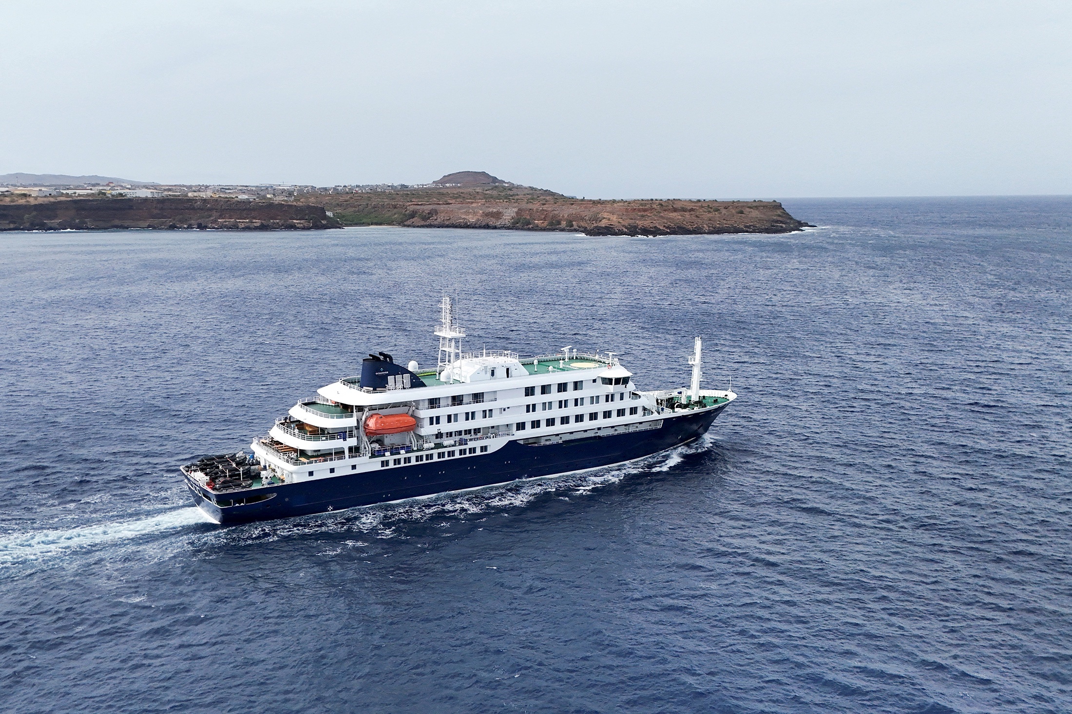 Почти 1,5 месяца продолжался маршрут MV Hondius, это было экспедиционное судно - пассажиры высаживались на Арктическом побережье и нескольких островах в Атлантике, чтобы понаблюдать за местными животными.