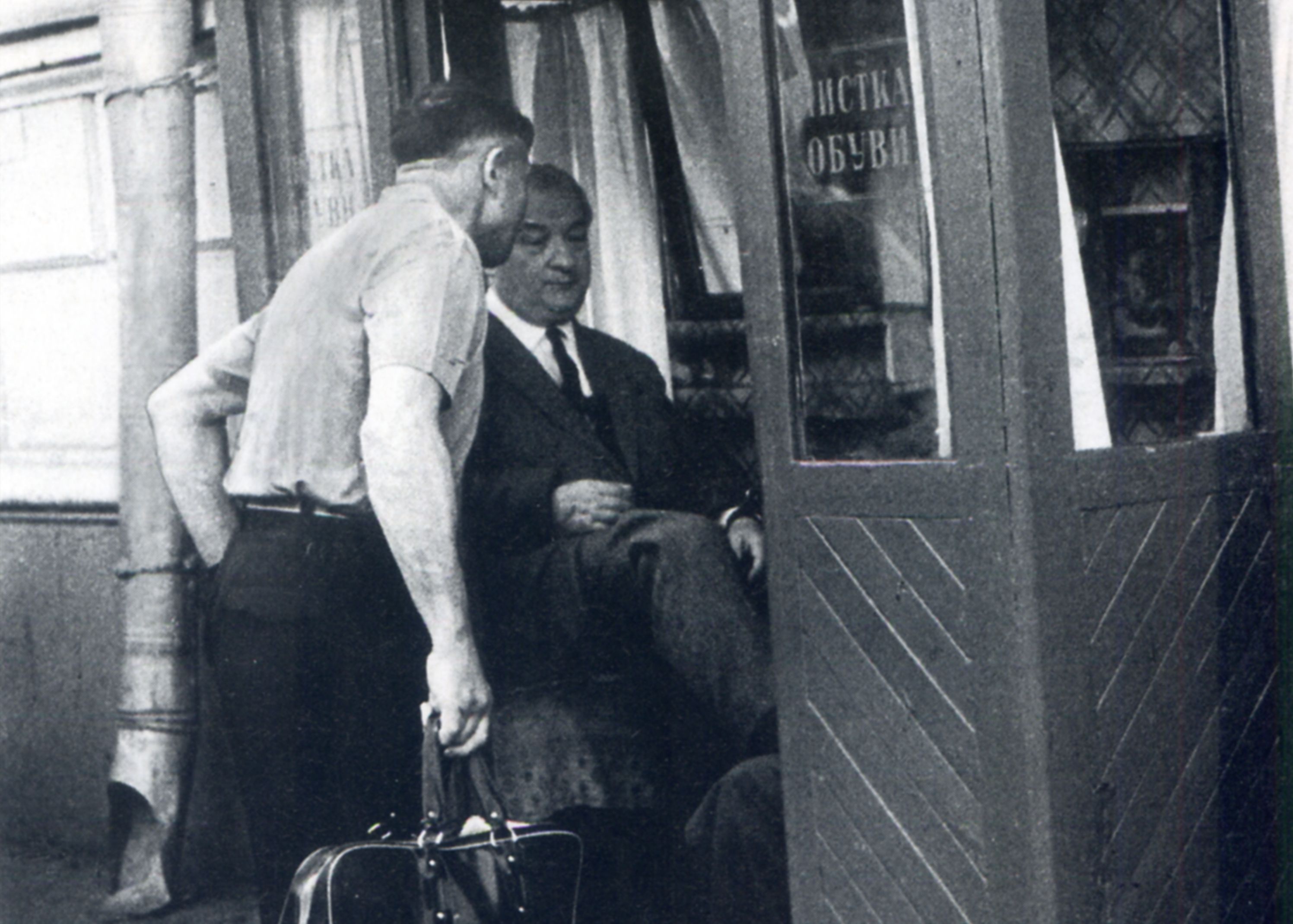 Ираклий Андроников в будке Чистка обуви на Кировской. Москва. 1970-е. 