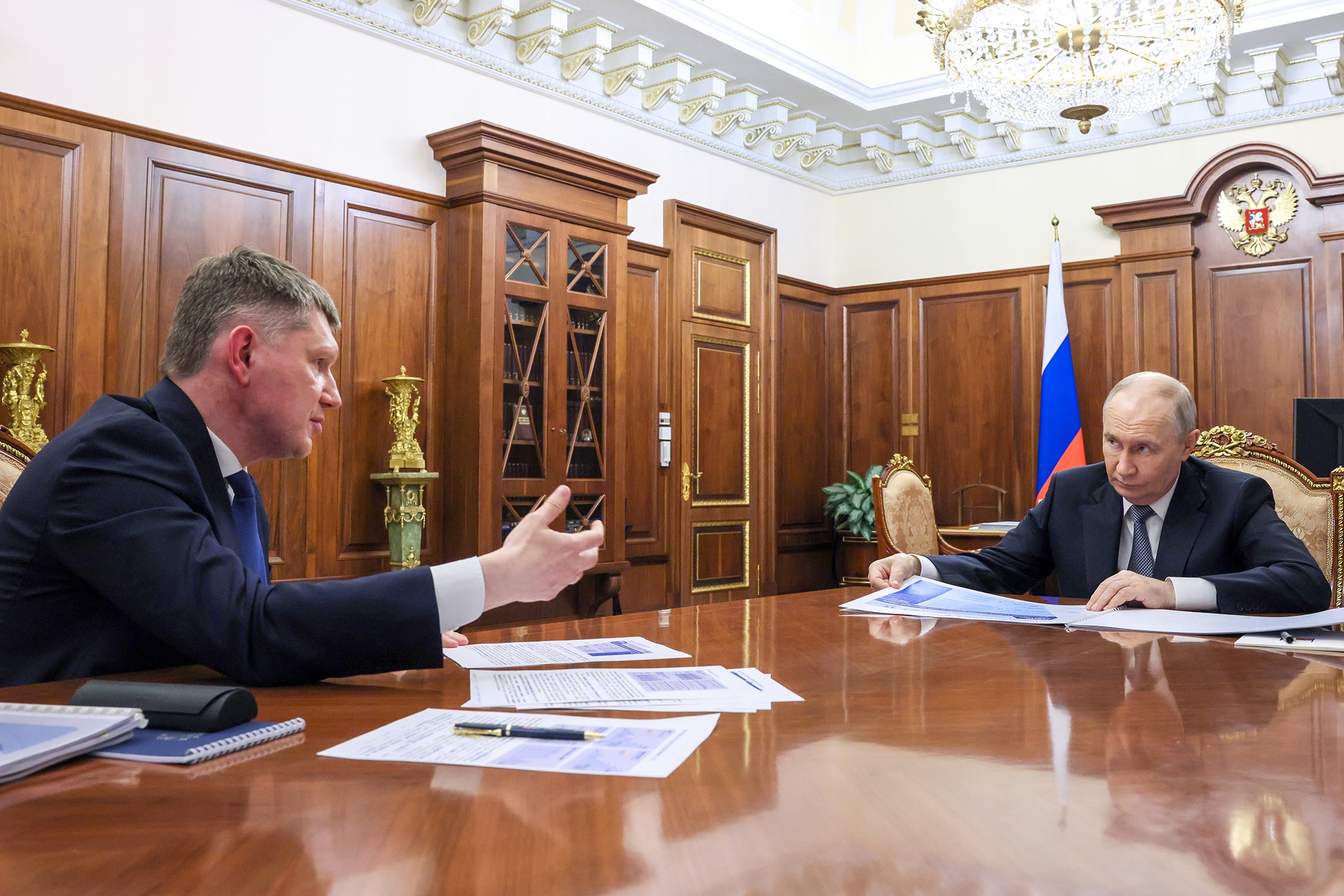 Владимир Путин во время встречи с министром экономического развития РФ Максимом Решетниковым в Кремле. Владимир Путин во время встречи с министром экономического развития РФ Максимом Решетниковым в Кремле.