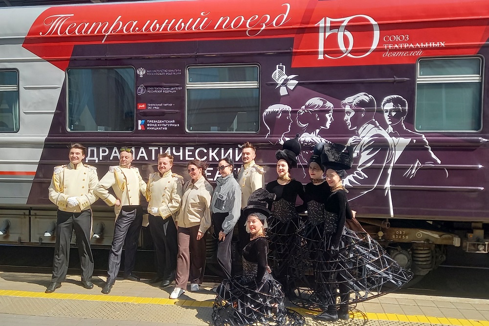 13 мая "Театральный поезд" сделал первую остановку -
в Хабаровске. 