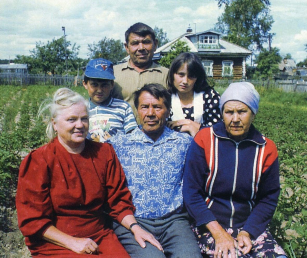 Владимир Ленин и Татьяна Ленина (внуки) с дедушкой Геннадием Ивановичем Лениным и бабушкой Анной Егоровной Лениной, с братом дедушки Михаилом Ивановичем Лениным и его женой Марией Фотиевной Лениной.
