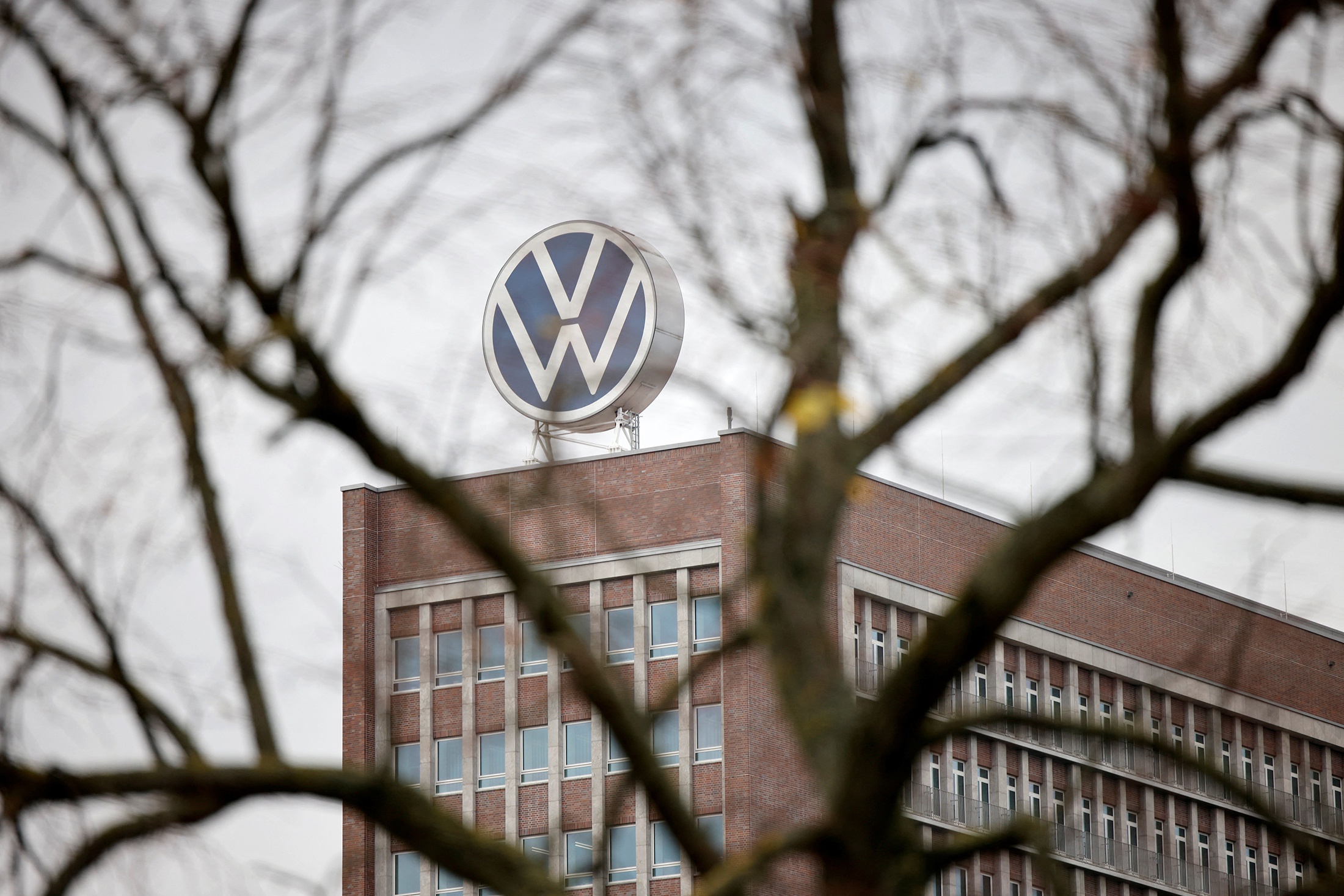 Spiegel: Заводы Mercedes и Volkswagen отдадут под танки