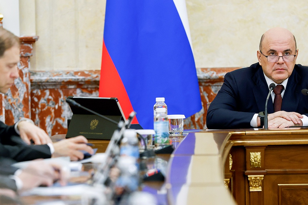 Михаил Мишустин поручил Минтрансу контролировать ремонт дорог, чтобы они соответствовали нормативным требованиям.