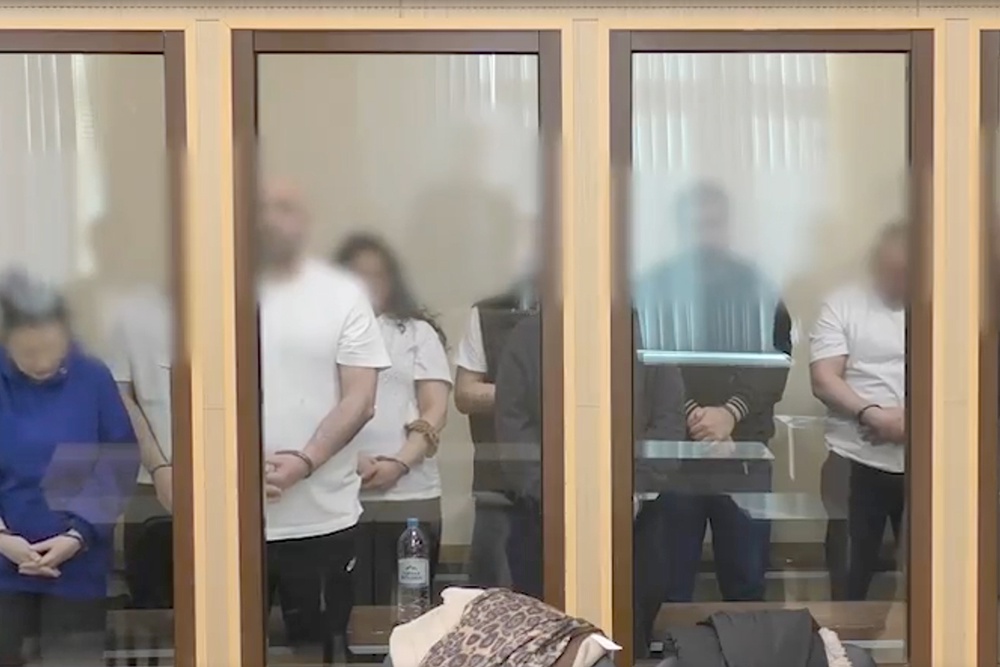 Тех, кто оформил через осужденных вид на жительство или гражданство России, этих документов лишают.