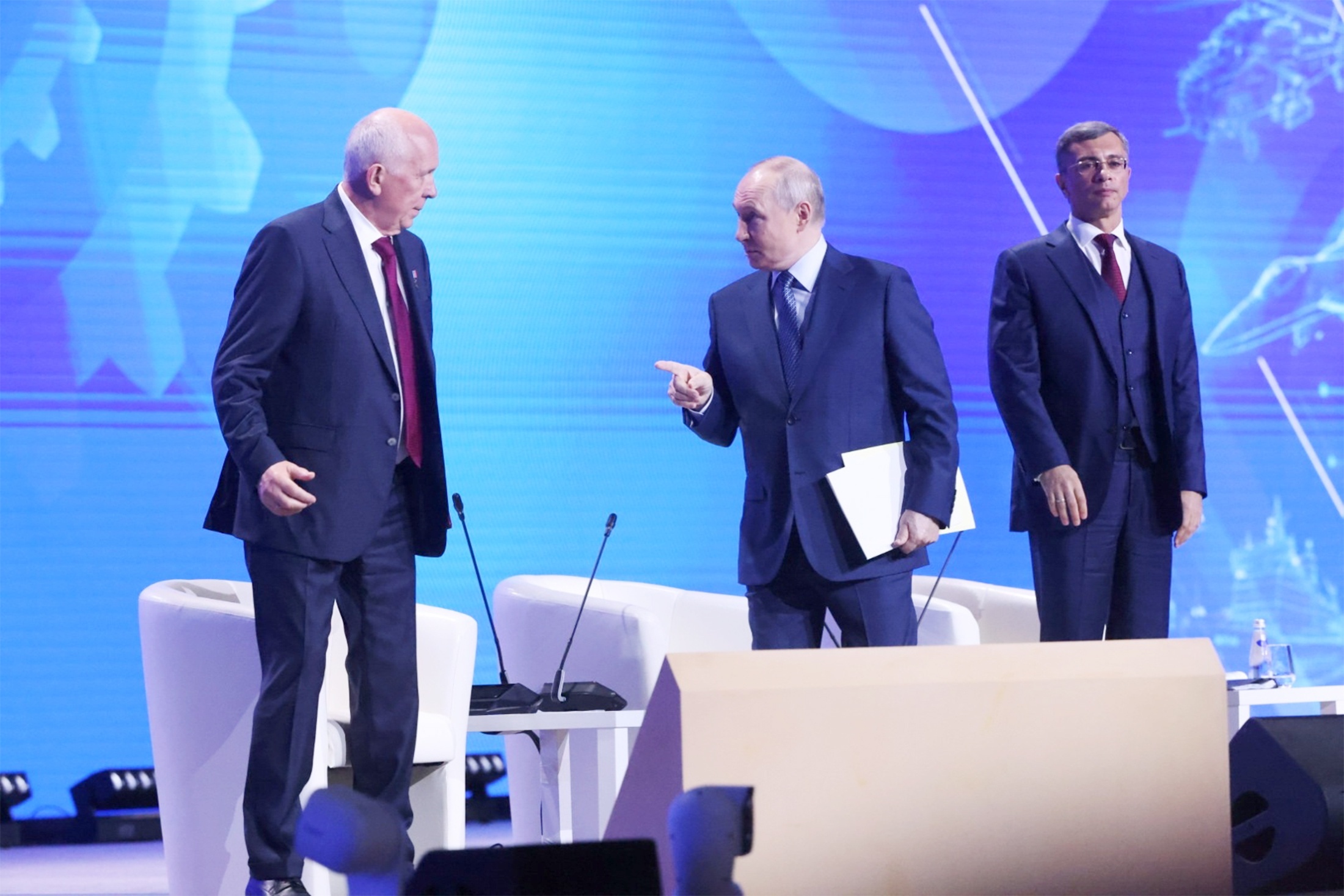 На съезде Владимир Путин посоветовал машиностроителям "уходить от формального деления компаний.
