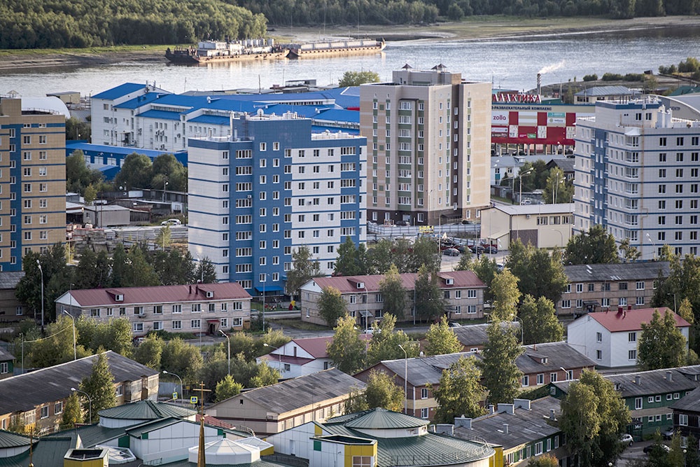 Жилые дома на берегу реки Иртыш в городе Ханты-Мансийске. Жилые дома на берегу реки Иртыш в городе Ханты-Мансийске.