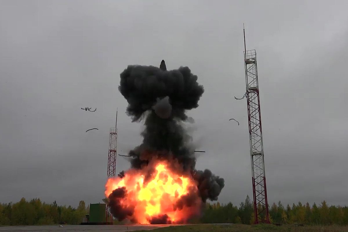 Учебно-боевой пуск баллистической ракеты "Тополь-М" с космодрома "Плесецк" в Архангельской области. Учебно-боевой пуск баллистической ракеты "Тополь-М" с космодрома "Плесецк" в Архангельской области.