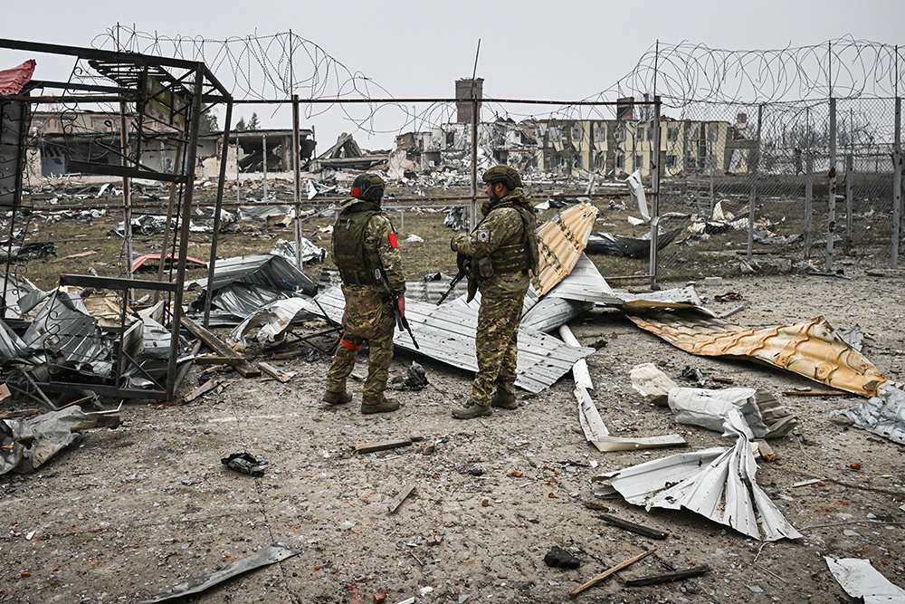 Военнослужащие РФ на территории женской колонии (ИК-11) в освобожденном селе Малая Локня в Суджанском районе Курской области. 