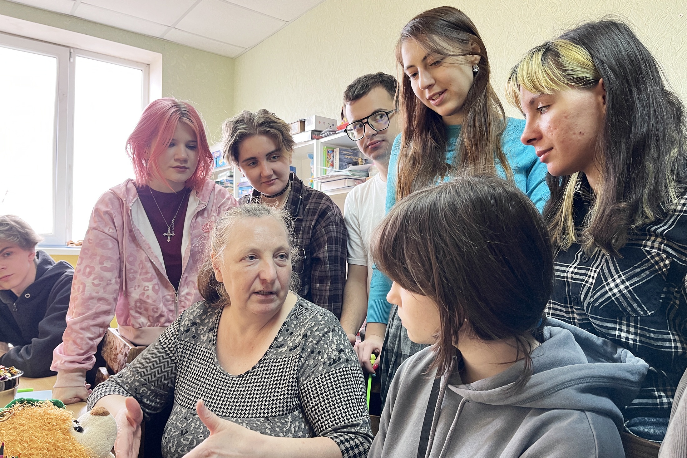 Елена Пахмутова учит детей, как снимать тревогу и стресс, неизбежно возникающие в результате обстрелов ВСУ. Елена Пахмутова учит детей, как снимать тревогу и стресс, неизбежно возникающие в результате обстрелов ВСУ.