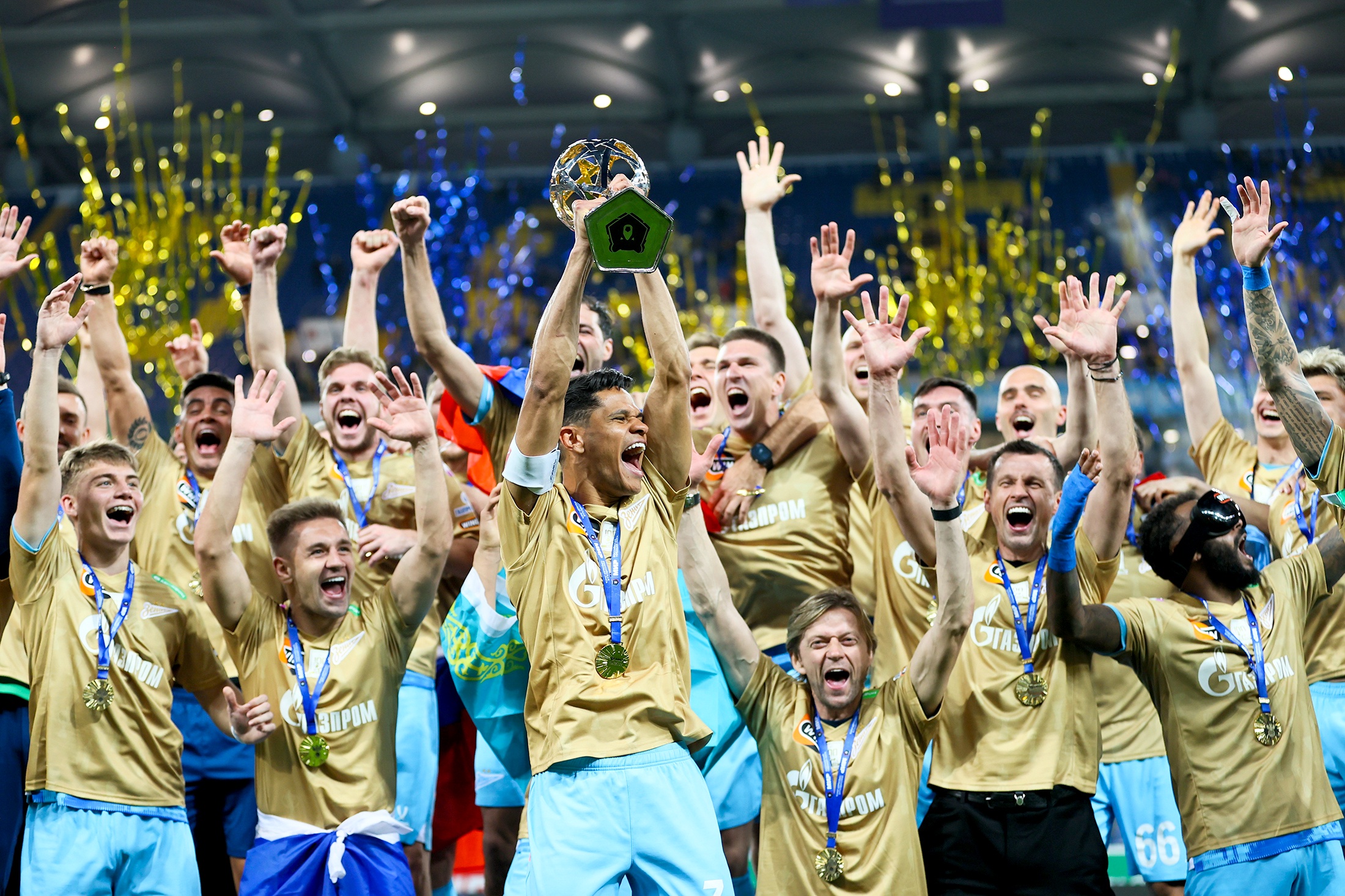 Игрокам "Зенита" вручили кубок за победу в первенстве сразу после золотого матча в Ростове. 