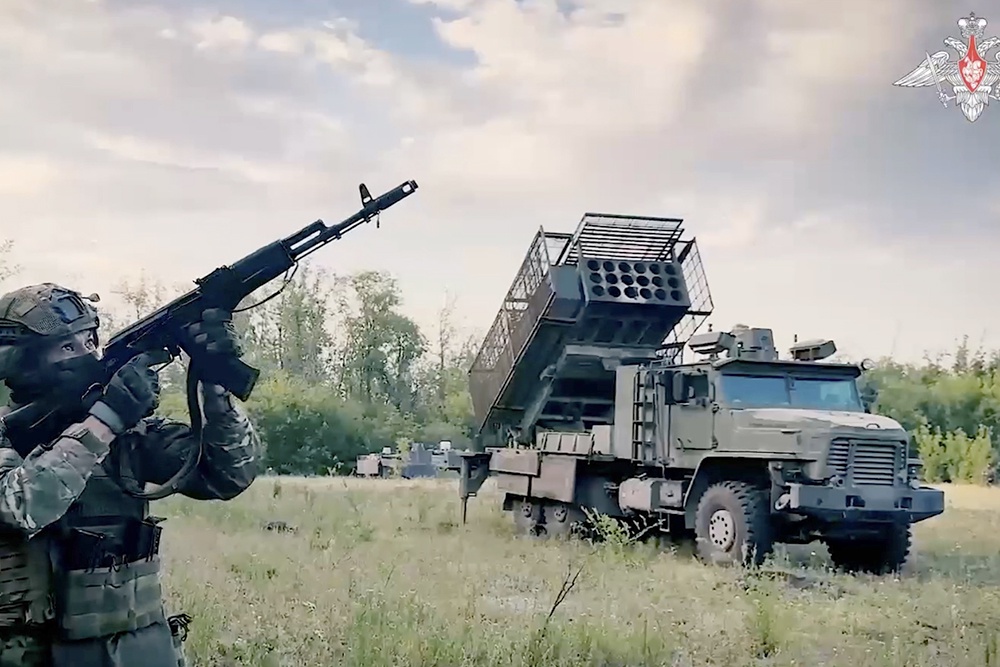 Когда в зоне СВО работает новая боевая машина ТОС-2 "Тосочка", противнику ничего не остается, кроме как в панике бежать. Правда, далеко это сделать не удается. "Установка  на колесном шасси уверенно идет по любому бездорожью. Автоматика наводит оружие за секунды, а термобарический залп не оставляет противнику шансов", - рассказали  в Минобороны России. "У машины есть система топопривязки, нам остается ввести только цель, ну и нажать кнопку", - говорит огнеметчик. "Продуманная машина, идет в ногу со временем", - добавляет его сослуживец. "Тосочка" продолжает линейку тяжелых огнеметных систем "Солнцепек" и "Буратино". 