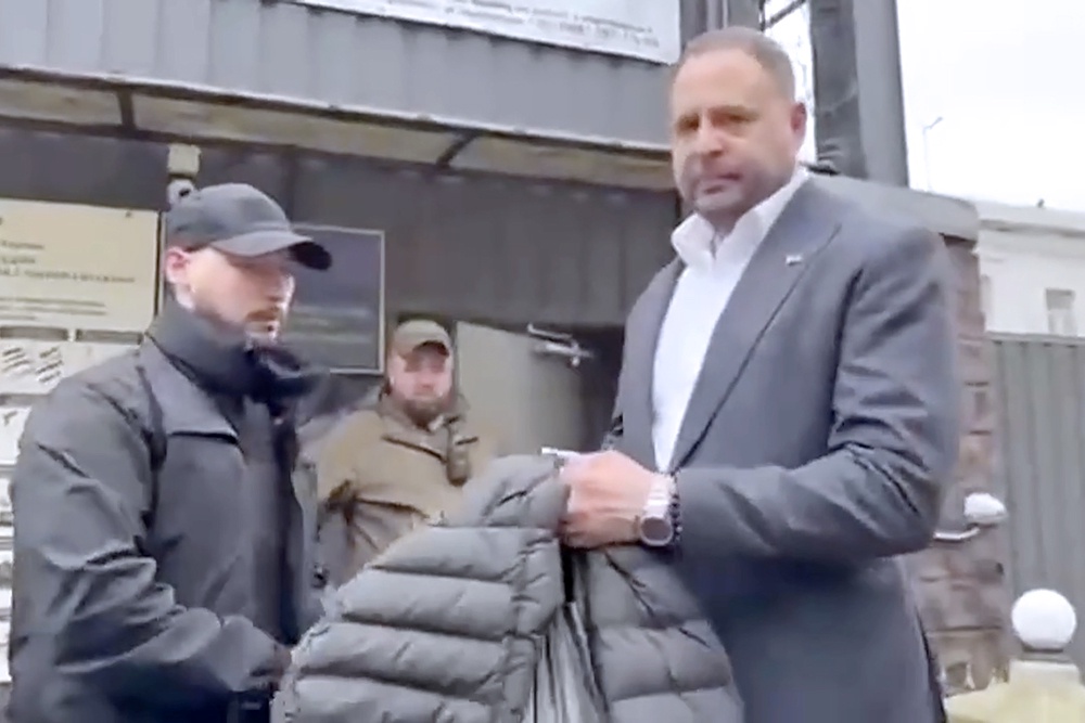 У выхода из узилища Ермака уже ждали журналисты. Но тот всем своим видом продемонстрировал, что пока не готов делать заявления для прессы.