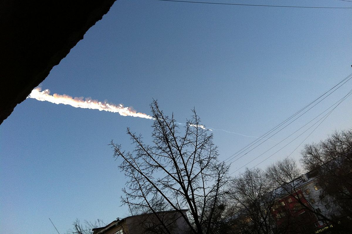 На фото 2013 года - след в небе от падения метеорита в районе города Сатки Челябинской области. Сегодня ученые уверяют, приближающиеся астероиды напоминают этот метеорит лишь по размерам, а не по траектории.