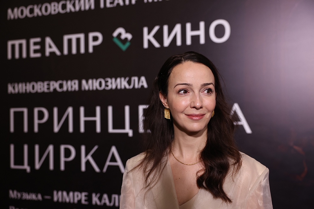Роль Теодоры Вердье, поклонницы Мистера Икса, в киноверсии мюзикла исполнила Валерия Ланская.
