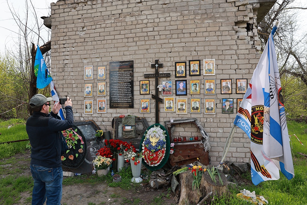 Пятиэтажке пока еще не присвоили статус памятника. Рядом появился временный мемориал с фото погибших. Пятиэтажке пока еще не присвоили статус памятника. Рядом появился временный мемориал с фото погибших.