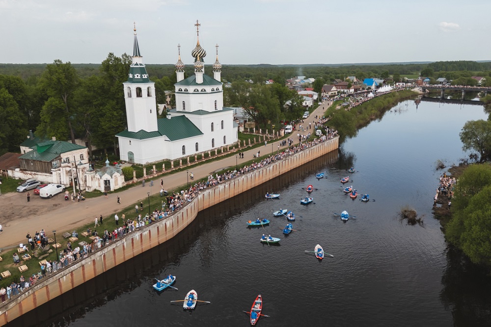 Более 20 тысяч гостей наблюдали за спуском лодок-фараонок.