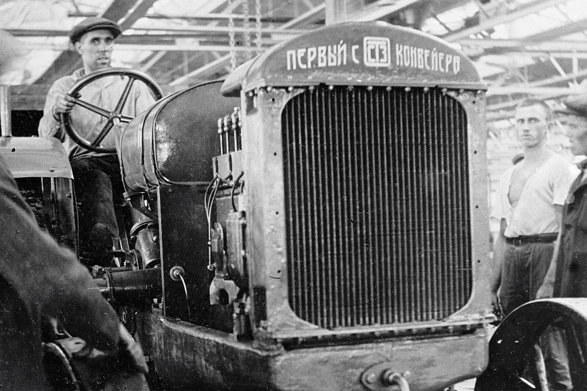 Первый колесный трактор сходит с конвейера Сталинградского тракторного завода. 1930 год.