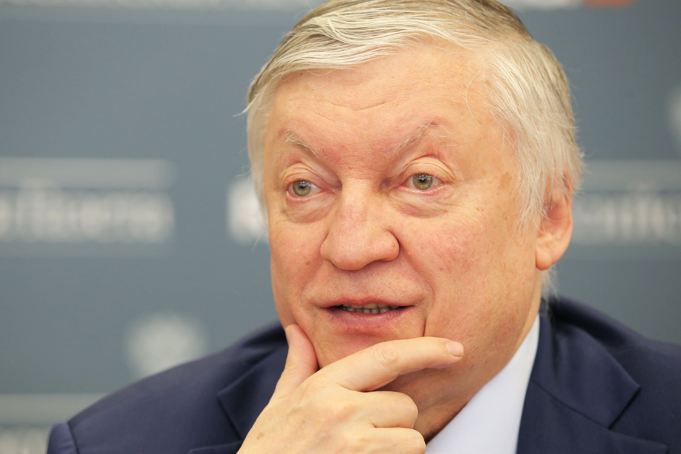 Многократный чемпион мира по шахматам, председатель Попечительского совета Федерации шахмат Свердловской области Анатолий Карпов в пресс-центре "Российской газеты".