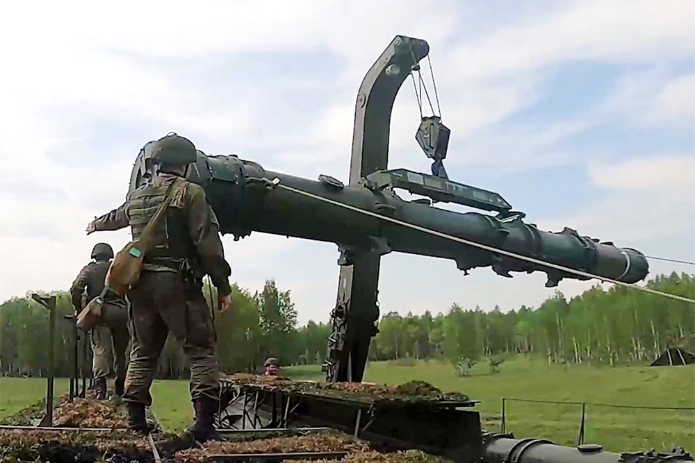 Российские военные в ходе учений доставили крылатые ракеты для комплексов "Искандер-М".
