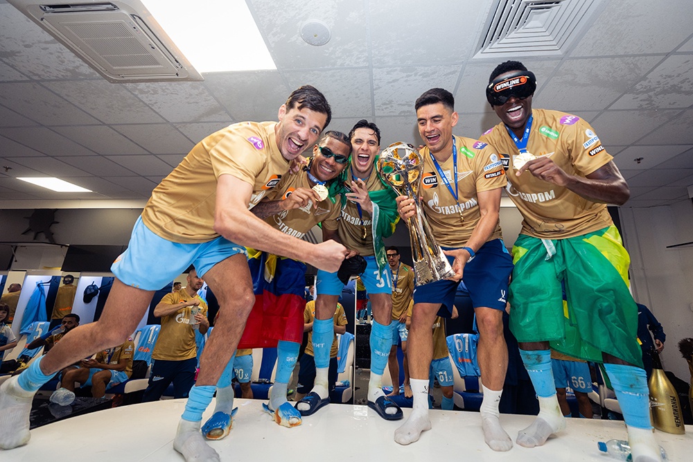 "Сине-бело-голубые" в 11-й раз стали чемпионами России и обогнали столичный "Спартак" (десять). "Сине-бело-голубые" в 11-й раз стали чемпионами России и обогнали столичный "Спартак" (десять).