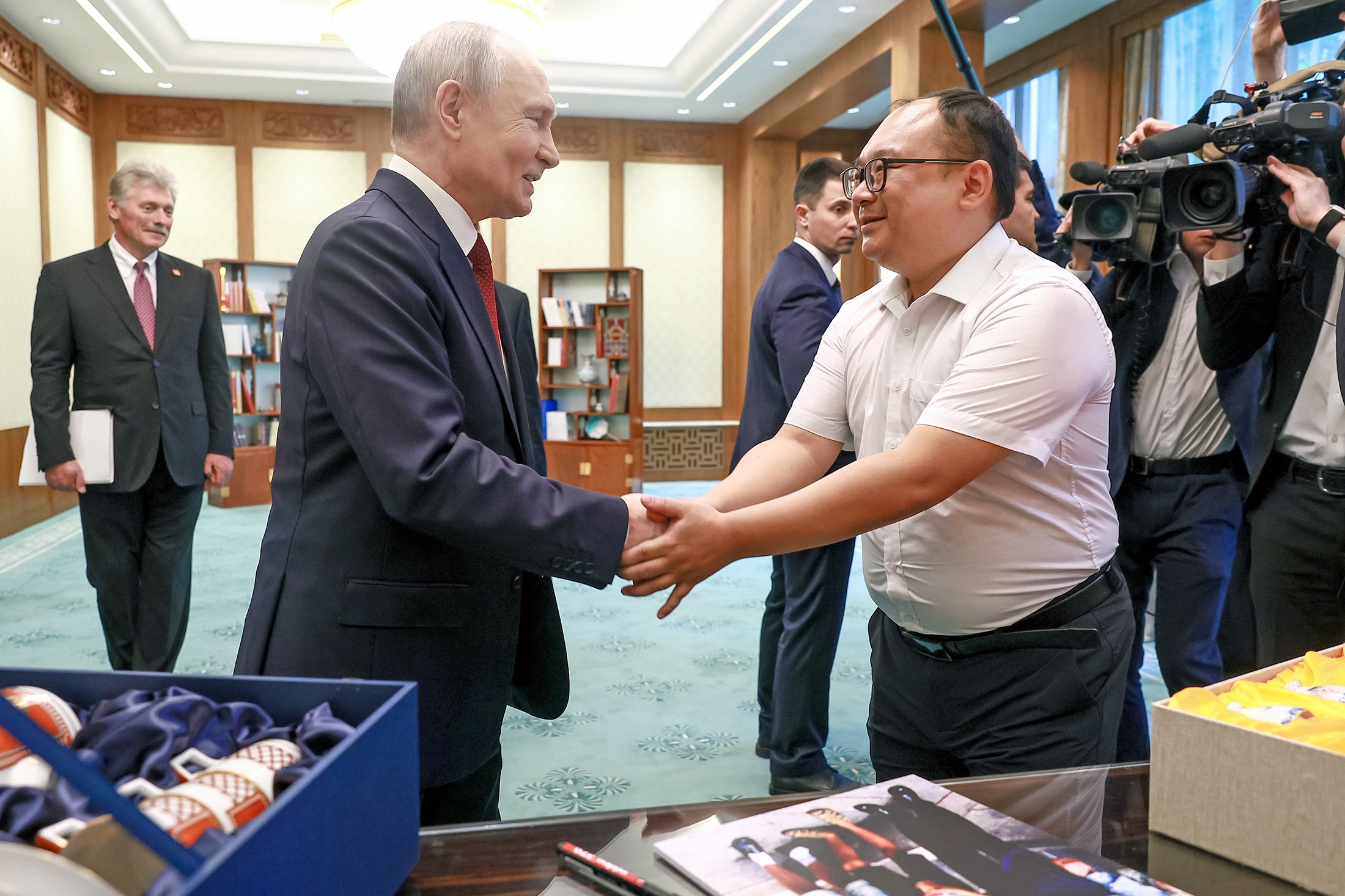 Владимир Путин сделал паузу в череде официальных мероприятий в Пекине, чтобы пообщаться с Пэн Паем спустя 26 лет после их первой встречи. Президент России получил от китайского инженера фарфоровый сервиз в качестве подарка на память.