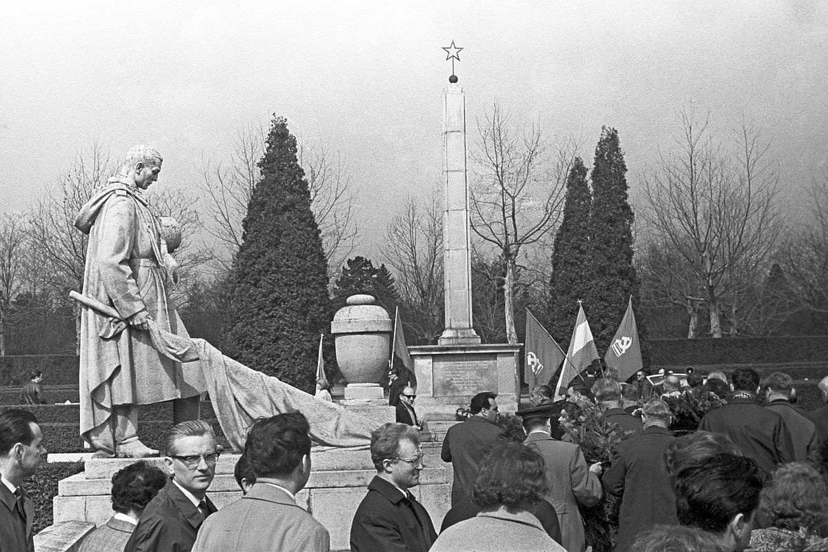 На архивном фото: памятник советским воинам на Центральном кладбище Вены. 1969 год. На архивном фото: памятник советским воинам на Центральном кладбище Вены. 1969 год.