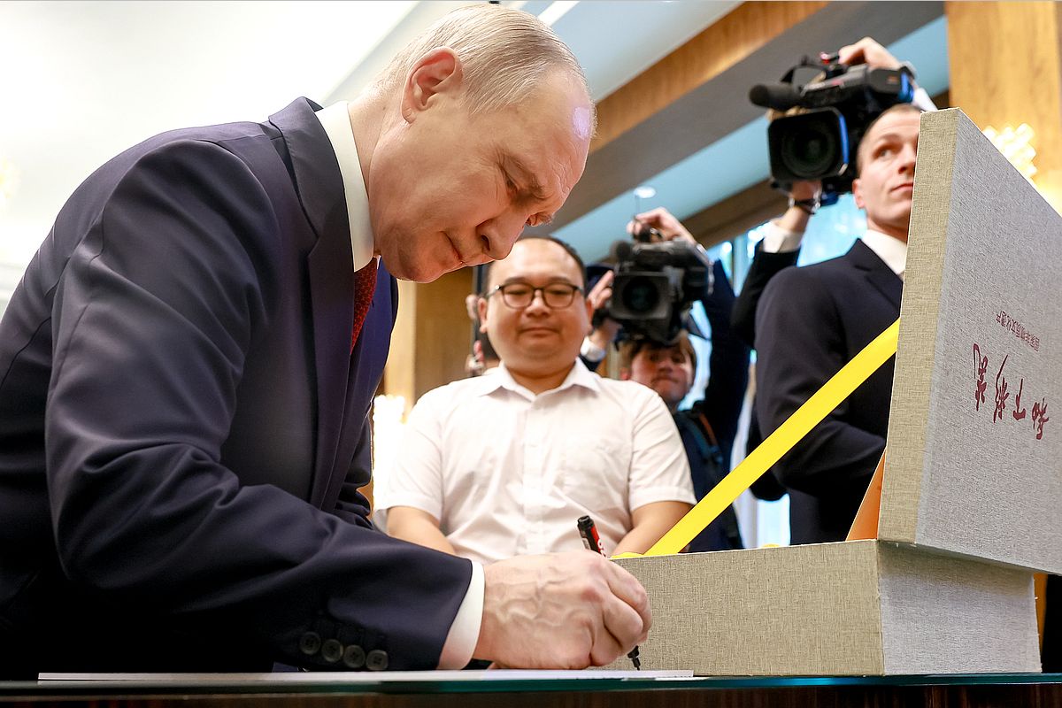 Президент РФ Владимир Путин и инженер Пэн Пай (в центре) во время встречи в резиденции Дяоюйтай в Пекине. Президент РФ подписывает совместную фотографию, сделанную в 2000 году. Рядом - коробка с уникальным фарфором. Президент РФ Владимир Путин и инженер Пэн Пай (в центре) во время встречи в резиденции Дяоюйтай в Пекине. Президент РФ подписывает совместную фотографию, сделанную в 2000 году. Рядом - коробка с уникальным фарфором.