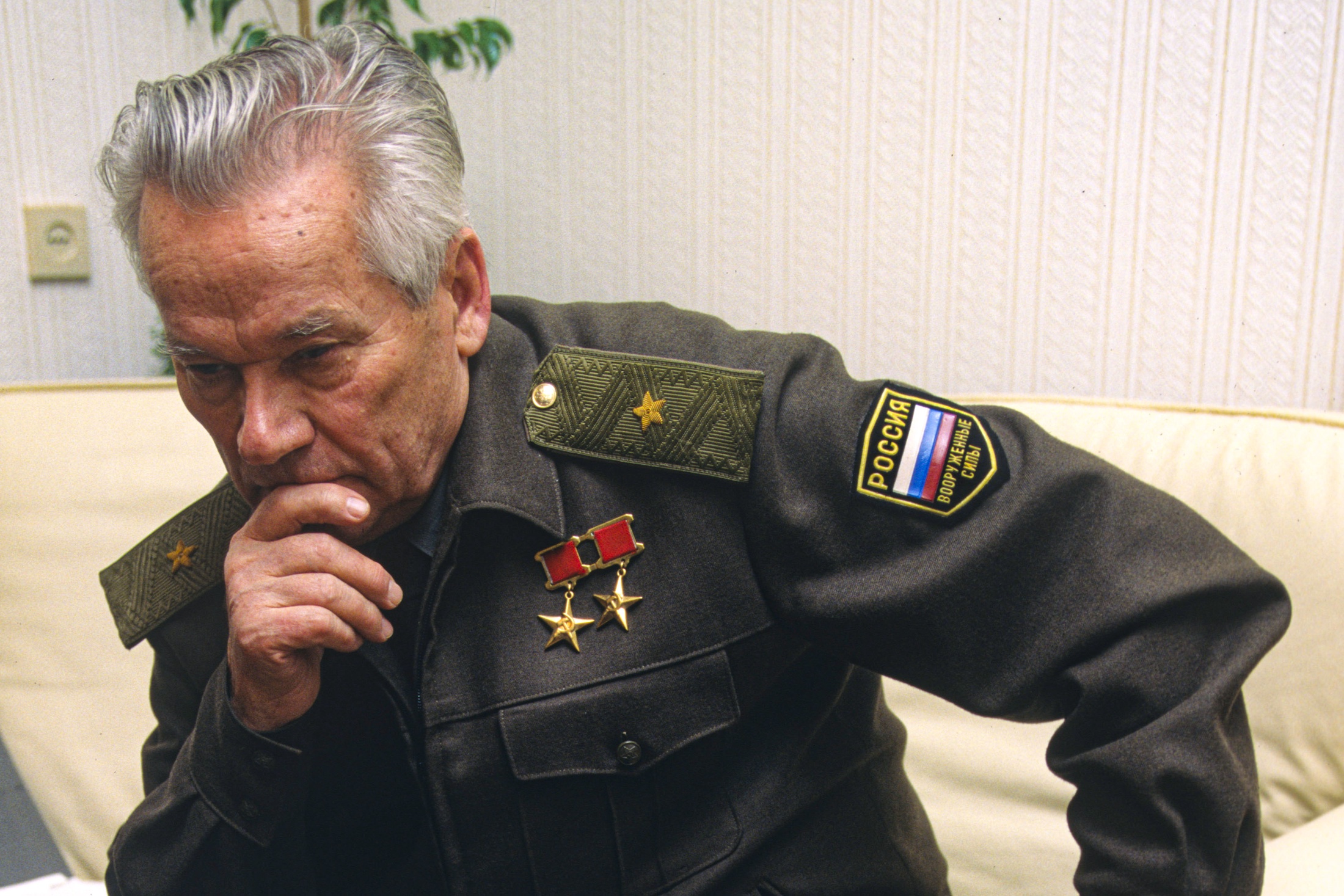 1999 год. Выдающийся конструктор стрелкового оружия в СССР и России, доктор технических наук, генерал-лейтенант Михаил Тимофеевич Калашников.