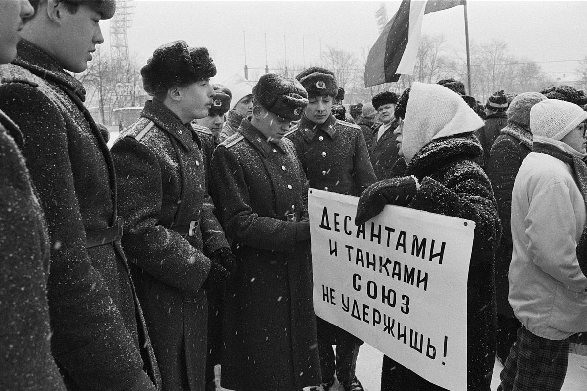 "Мы, победители в войне, стали завидовать Германии, которую мы победили", - вспоминает Нигматулин. На фото: митинг ветеранов труда в Ярославле. 1991 год.
