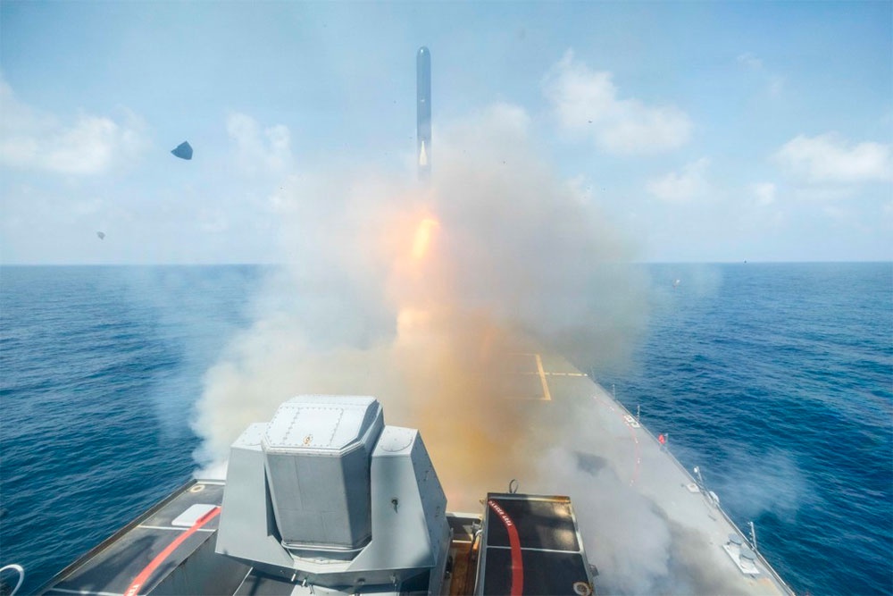 Эсминец типа Arleigh Burke USS Spruance (DDG 111) запускает ракету Tomahawk для нанесения ударов по наземным целям (TLAM) в рамках операции "Эпическая ярость, 28 февраля 2026 года. На переднем плане видна лазерная система ODIN. Эсминец типа Arleigh Burke USS Spruance (DDG 111) запускает ракету Tomahawk для нанесения ударов по наземным целям (TLAM) в рамках операции "Эпическая ярость, 28 февраля 2026 года. На переднем плане видна лазерная система ODIN.