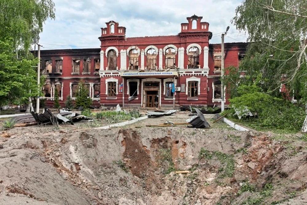 Старинное здание Старобельского колледжа пережило Великую Отечественную войну, но не вынесло удары дронов ВСУ.