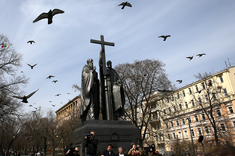 По традиции, в День славянской письменности и культуры у памятника изобретателям нашей азбуки - святым братьям Кириллу и Мефодию на Славянской площади в Москве состоялось богослужение, в котором в этом году приняли участие представители Беларуси, Сербии, Боснии и Герцеговины, Республики Сербской, а также Индии, Китая, ЮАР, Гвинеи-Бисау и других стран.