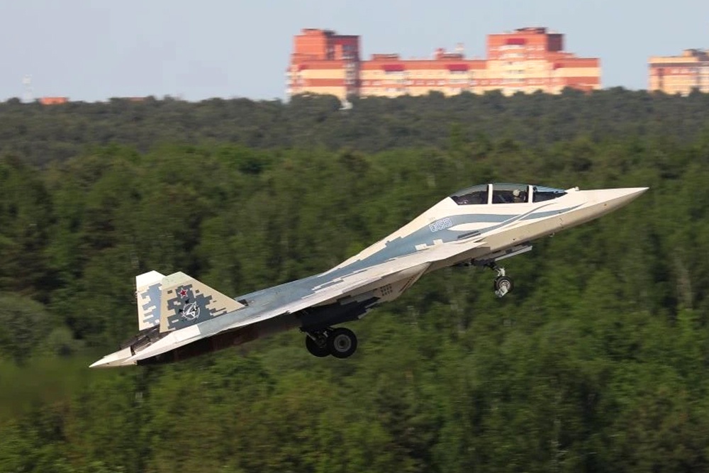 Поведение в воздухе двухместного истребителя пятого поколения Су-57 неотличимо от его одноместной версии.