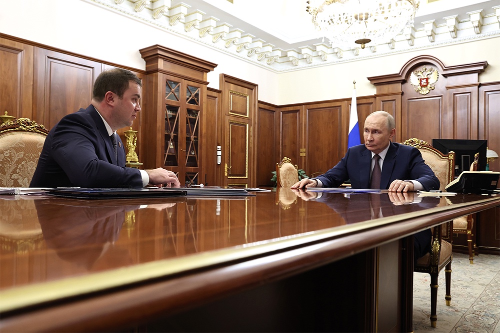 Владимир Путин поручил Виталию Хоценко решить в регионе проблему обманутых дольщиков. Владимир Путин поручил Виталию Хоценко решить в регионе проблему обманутых дольщиков.