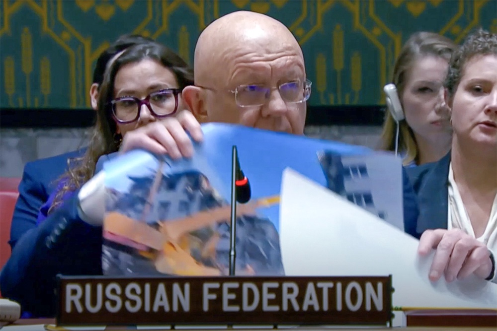 Василий Небензя демонстрирует членам Совбеза ООН разрушения в Старобельске. Но западники не верят ни фотографиям, ни свидетельствам.