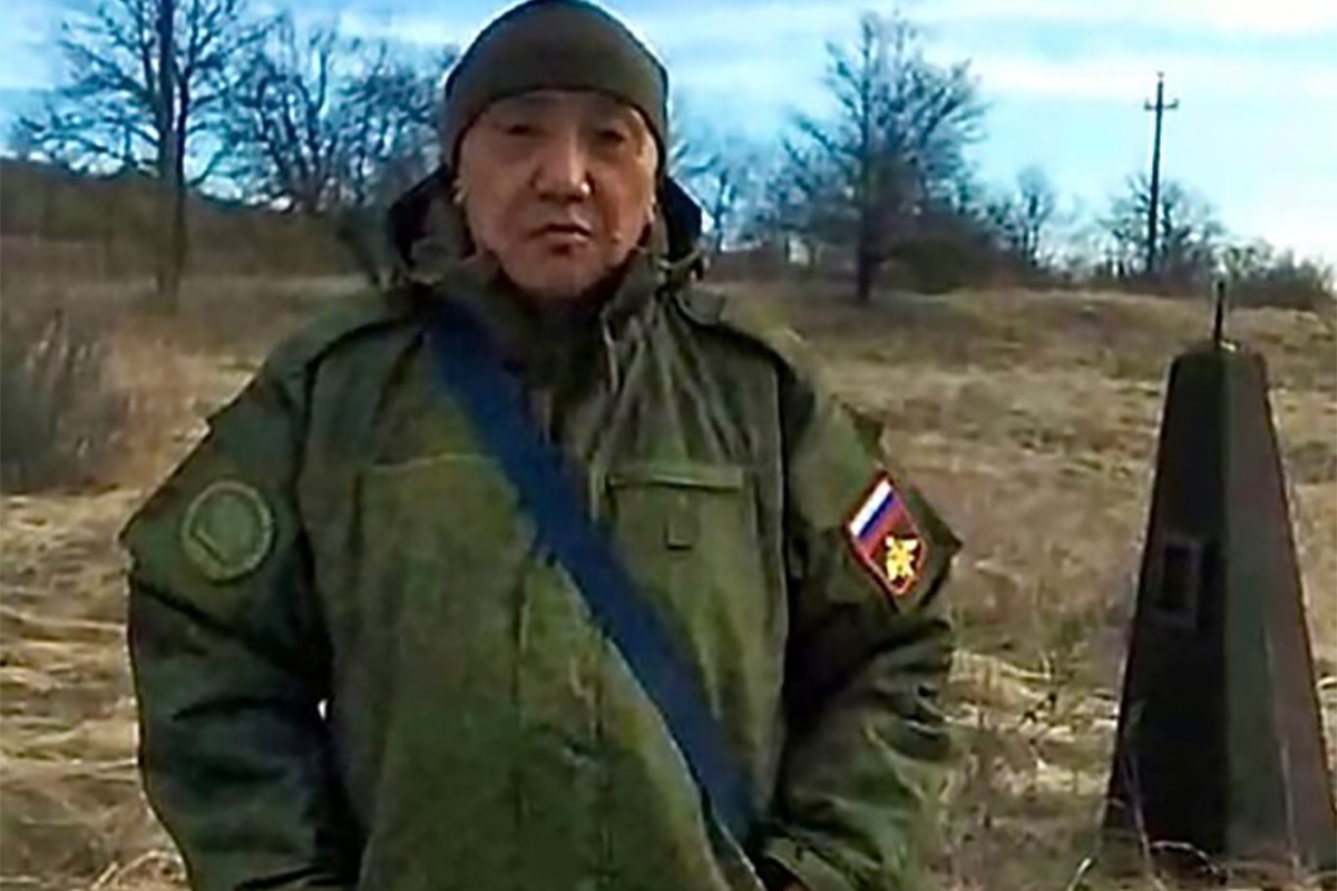 Участник СВО Валерий Петров у могилы своего деда - участника Великой Отечественной войны.