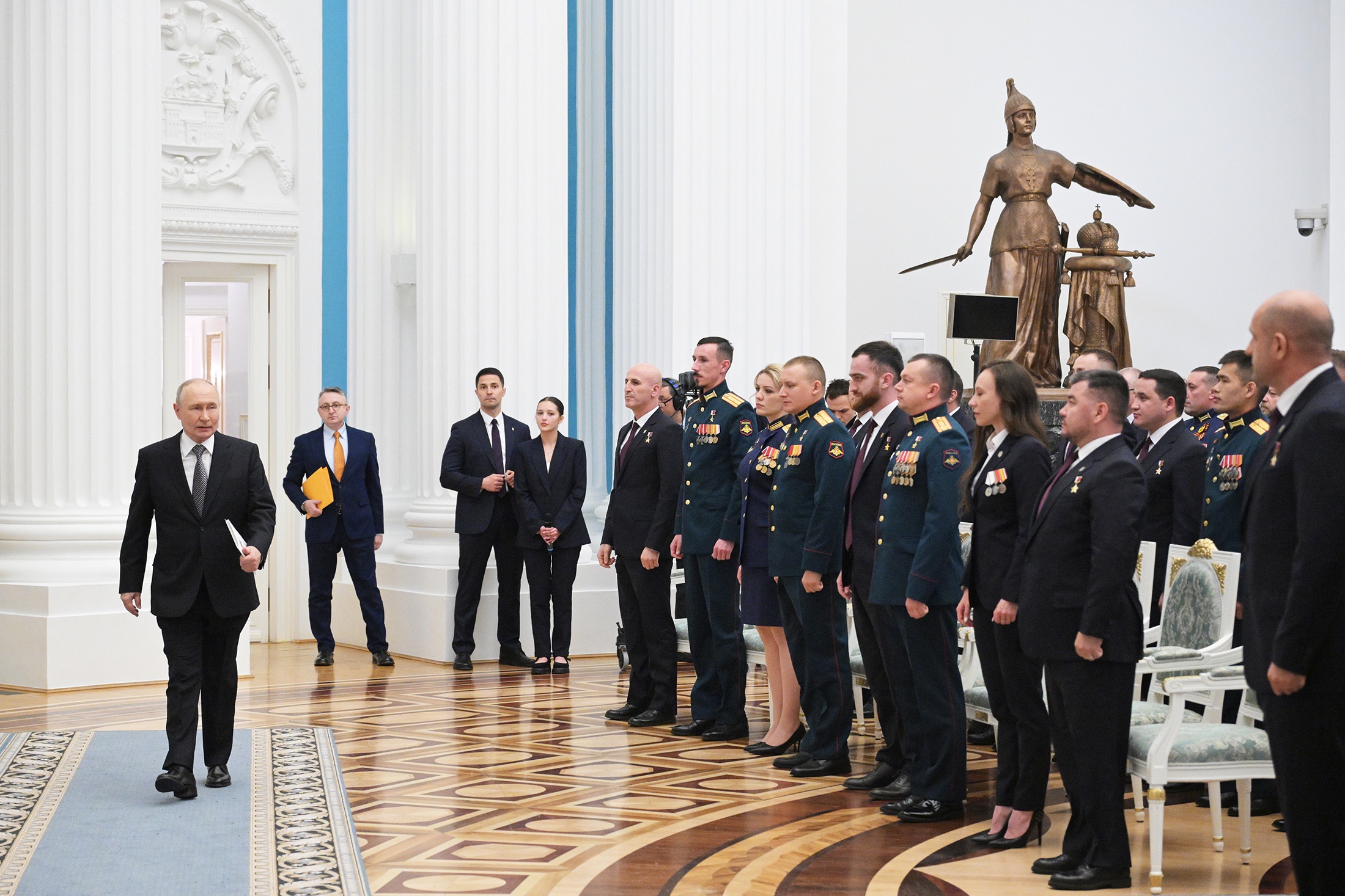 Президент РФ Владимир Путин пообещал выпускникам "Времени героев" поддержку на выборах.