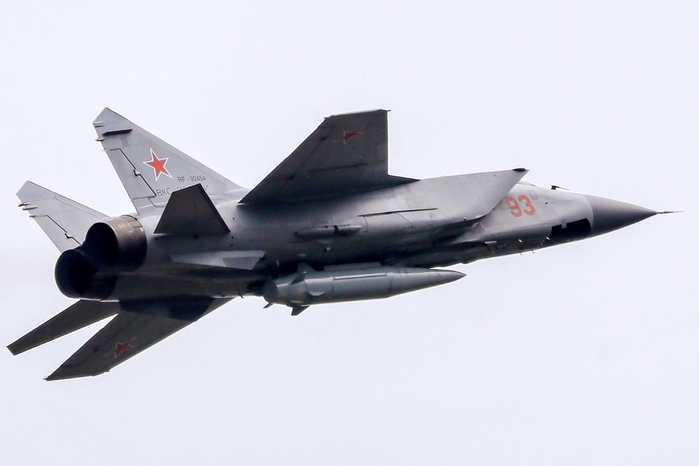 Истребитель-перехватчик МиГ-31К с гиперзвуковой ракетой "Кинжал" - грозное оружие возмездия.