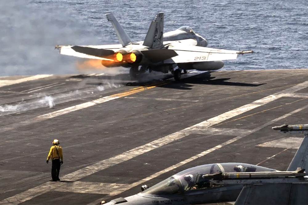 Истребитель ВМС США взлетает с борта авианосца USS Abraham Lincoln в Аравийском море.