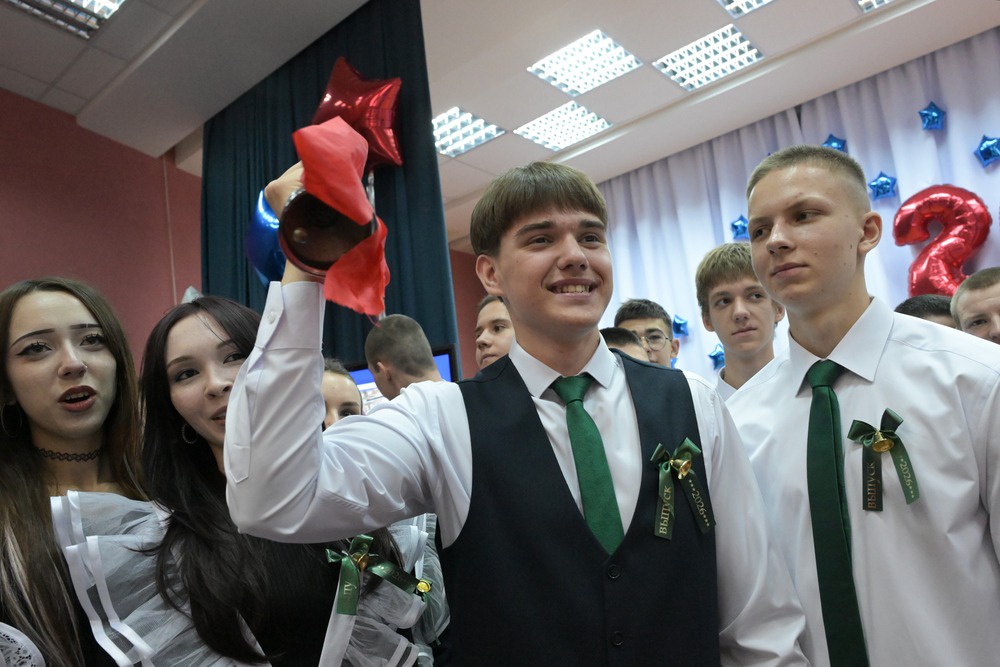 Прозвенел последний звонок и для выпускников Луганска. В ЛНР оканчивают школу семь тысяч 11-классников. А более 10,5 тысячи 9-классников стоят перед выбором: продолжить учиться в школе или начать профессиональный путь. 