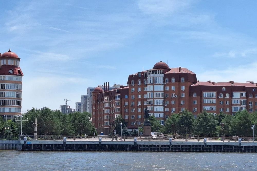 В Астрахани с палубы речного трамвайчика открывается вид на Петровскую набережную Волги В Астрахани с палубы речного трамвайчика открывается вид на Петровскую набережную Волги