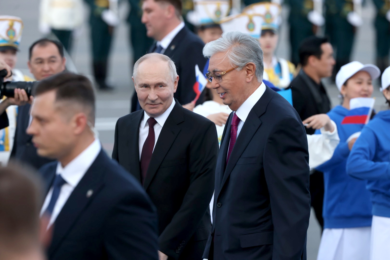 Российского лидера лично встретил президент Казахстана Касым-Жомарт Токаев.