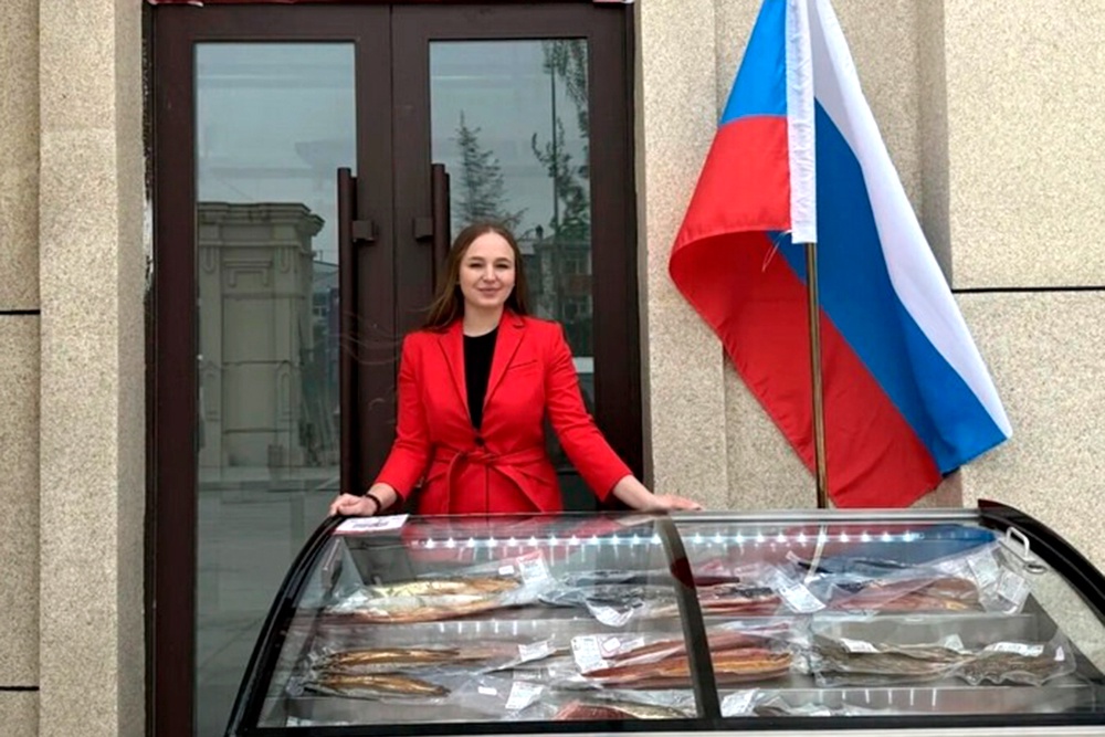 В иркутском магазине в Китае продают копченую рыбу, ее можно пробовать. В иркутском магазине в Китае продают копченую рыбу, ее можно пробовать.