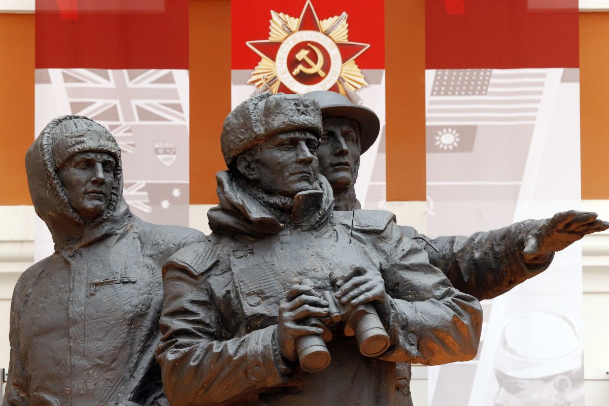 Памятник полярным конвоям на выставке в Петропавловской крепости.
