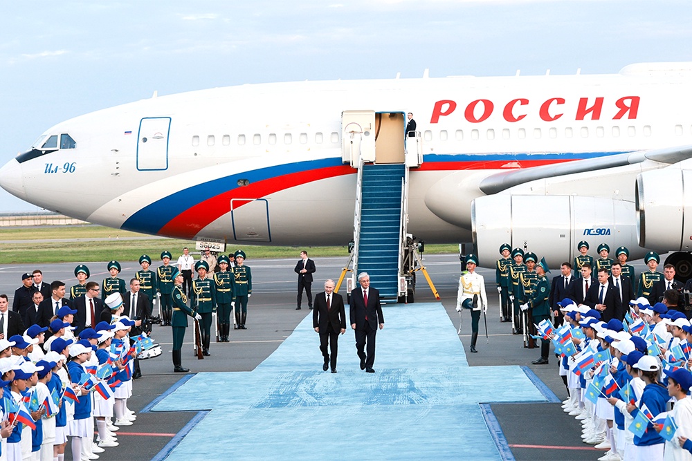 Российского лидера лично встретил президент Казахстана Касым-Жомарт Токаев. Российского лидера лично встретил президент Казахстана Касым-Жомарт Токаев.