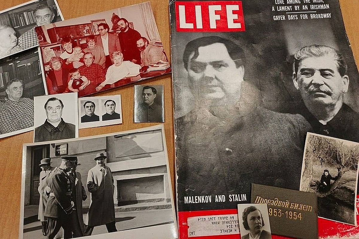 Музейную коллекцию пополнили семейные фотографии и номер журнала Life с Маленковым и Сталиным на обложке.