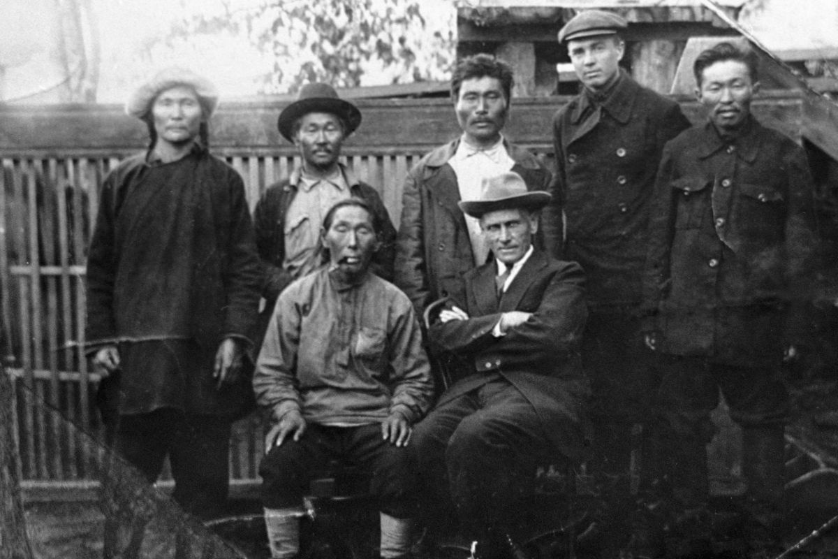 Владимир Клавдиевич Арсеньев ( сидит справа), исследователь Дальнего Востока, этнограф и писатель в окружении проводников - участников экспедиции по маршруту Советская Гавань - Хабаровск.